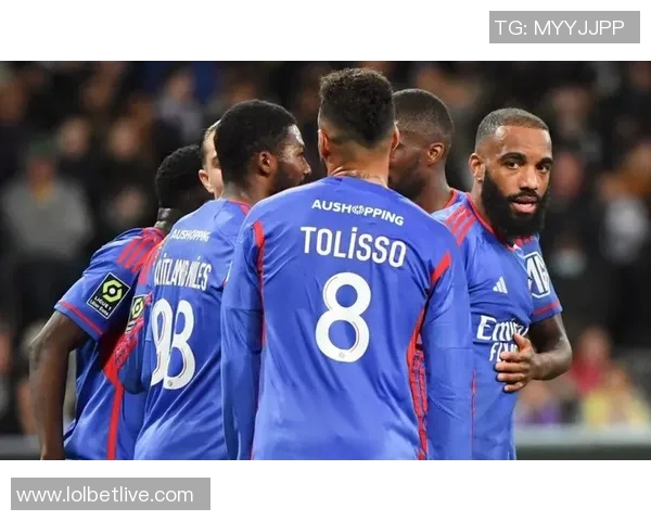 友谊赛激战：里昂大胜莱比锡红牌争议引发全场热议