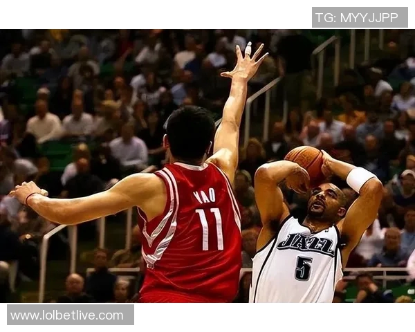 姚明在关键时刻绝杀罚球展现篮球巨星风范与无畏精神