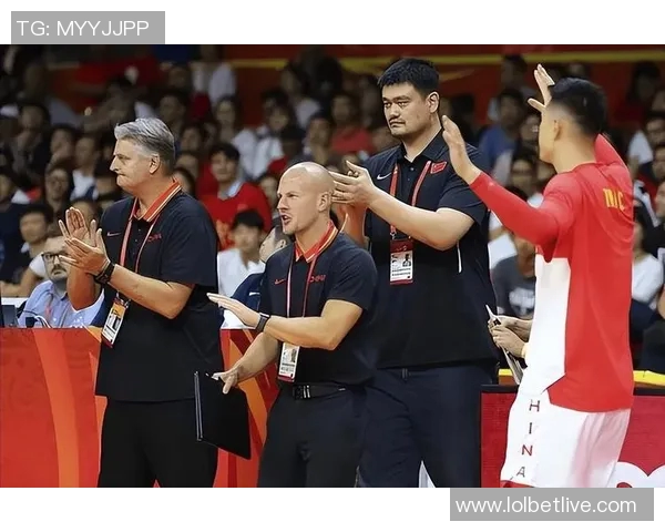 姚明在赛场上的非人瞬间展现了他的超凡实力与不屈精神