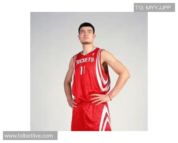 姚明独特发型照片展现篮球巨星风采与个人魅力