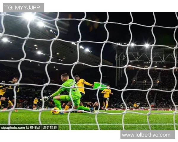 波尔图逆转多特蒙德足总杯激战补时进球引发争议判罚全场沸腾